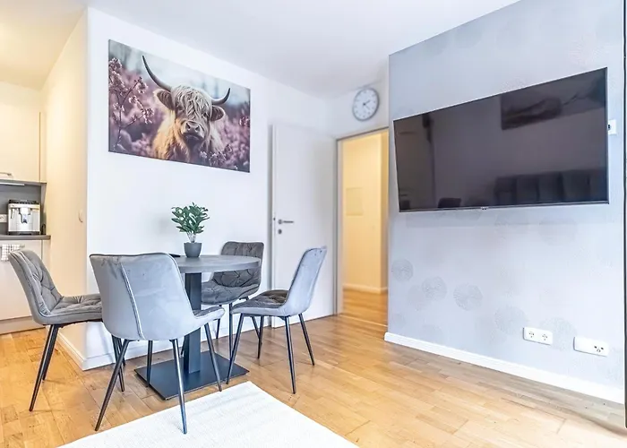 9-min To Center, Comfy 1br And 1lr With Balcony *
