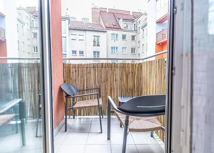 9-min To Center, Comfy 1br And 1lr With Balcony Daire
