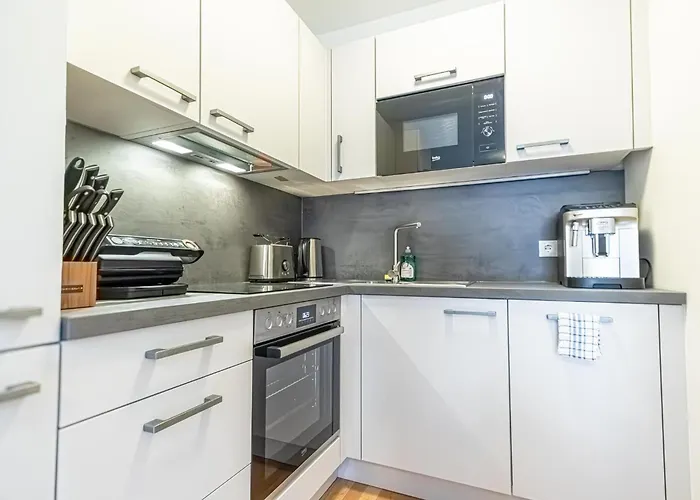 9-min To Center, Comfy 1br And 1lr With Balcony